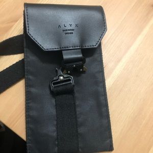 Alyx phone pouch